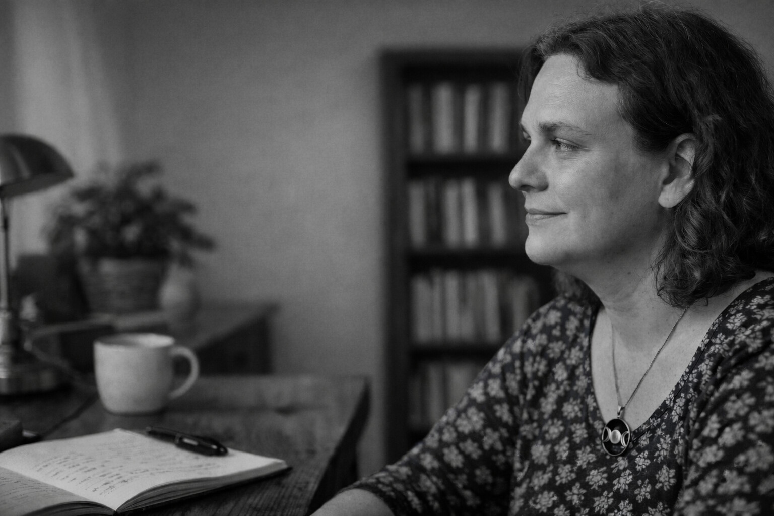 Schrijver aan het werk in rustige werkomgeving